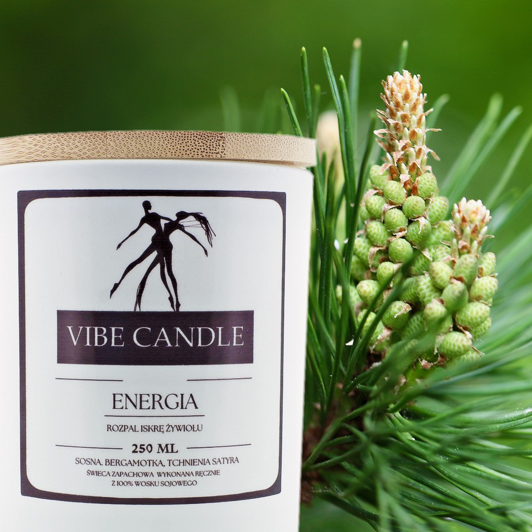 swieca-zapachowa-vibe-candle-energia-sosna-bergamotka-2 VIBECANDLE Luxuriose Duftkerzen Energie- Handgemachte - 250 ml - 55 Stunde – Bild 1
